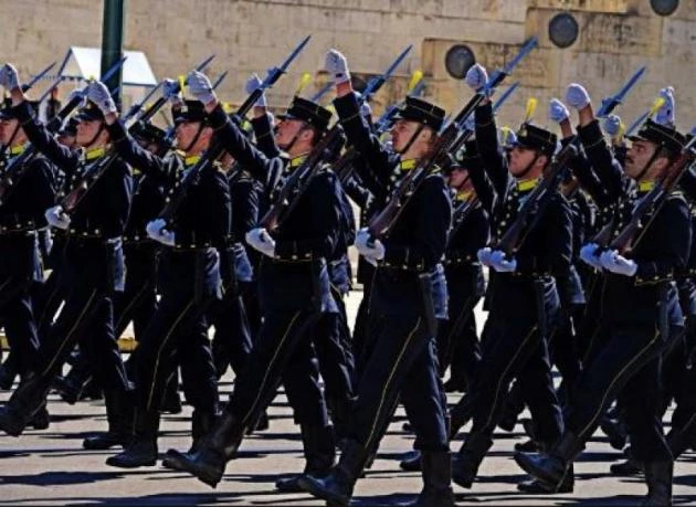 Σείεται η γη με τις φωνές των Ευέλπιδων: Tραγουδάνε το Μακεδονία Ξακουστή υπό βροχή και ο κόσμος του αποθεώνει (Βίντεο)